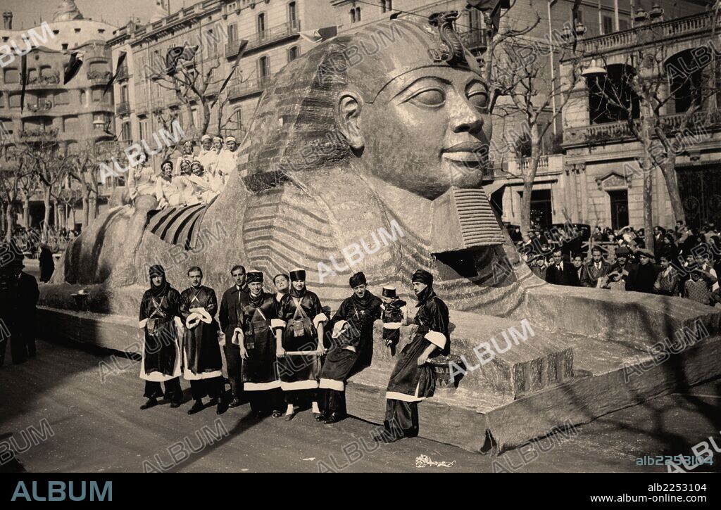 España. Barcelona. La Esfinge robada, primer premio de carrozas de la Cabalgata de Carnaval en el Paseo de Gracia del año 1934.