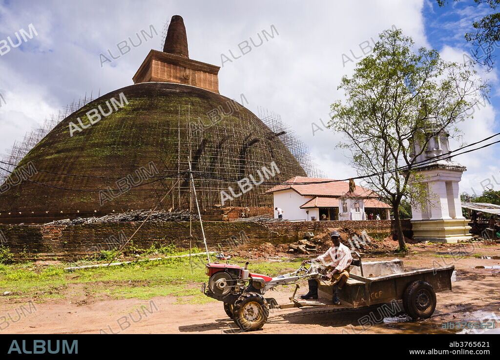 Renovation work at Abhayagiri Dagoba, Abhayagiri Monastery (Abhayagiri Vihara), Anuradhapura, UNESCO World Heritage Site, Sri Lanka, Asia.