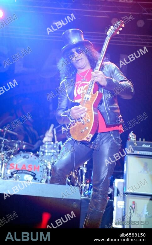 Slash feat. Myles Kennedy - der britisch-amerikanische Rockmusiker, eigentlich Saul Hudson mit Alter Bridge Saenger Kennedy und seiner Band the Conspirators beim Reload Festival 2012 in Sulingen vom 1.