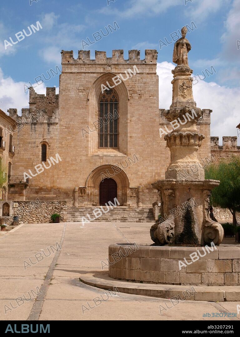 REAL MONASTERIO DE SANTA MARIA DE SANTES CREUS: FACHADA DE LA IGLESIA  . AIGUAMURCIA-SANTES CREUS, TARRAGONA, CATALUÑA, ESPAÑA.