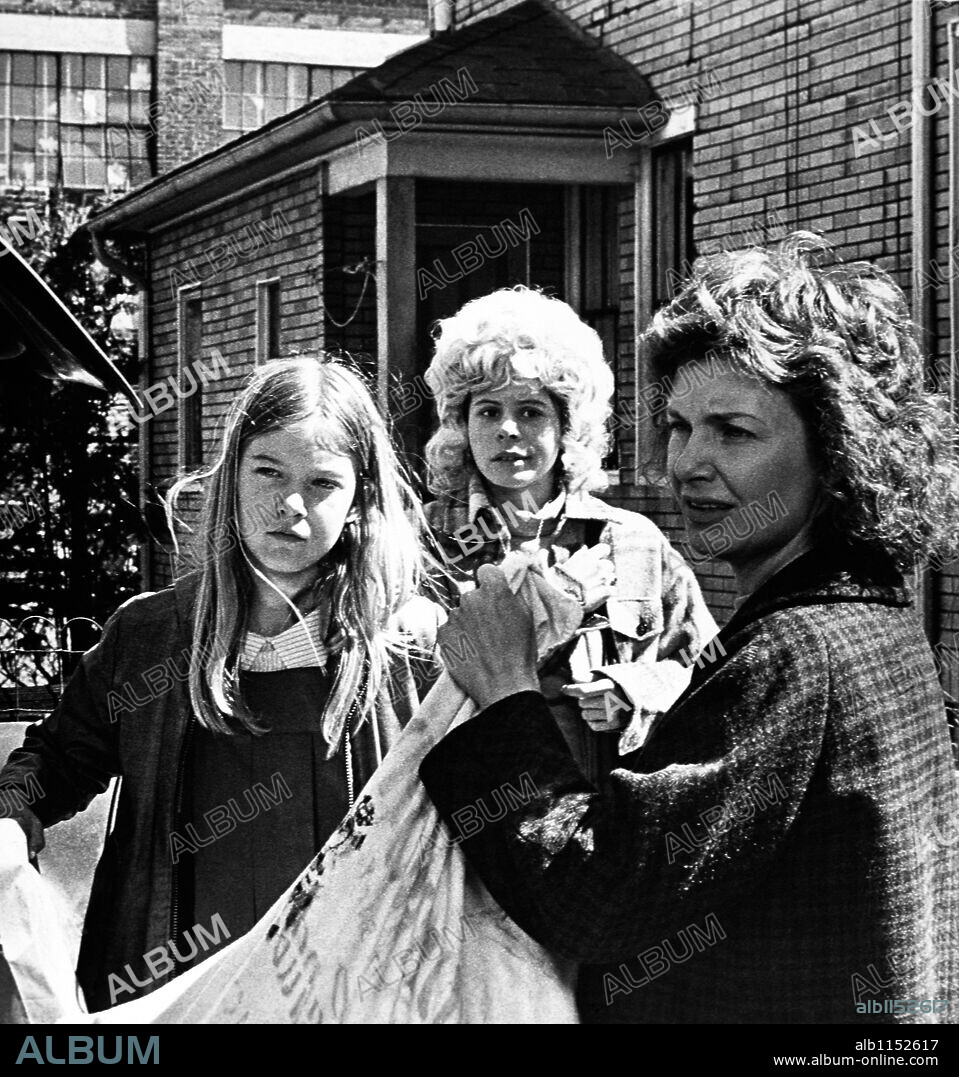JOANNE WOODWARD, NELL POTTS und ROBERTA WALLACH in EFFECT OF GAMMA RAYS ON MAN-IN-THE-MOON MARIGOLDS, 1972, unter der Regie von PAUL NEWMAN. Copyright 20TH CENTURY FOX.