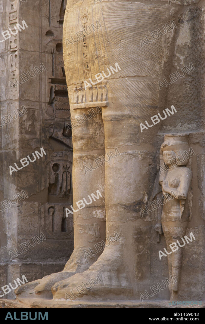 ARTE EGIPCIO. EGIPTO. TEMPLO DE RAMSES III. Detalle de una de las grandes estatuas colosales de Ramses III divinizado como Osiris, adosadas a pilares. Detalle inferior. 20 Dinastía. IMPERIO NUEVO. MEDINET HABU. Tebas Oeste. Egipto.