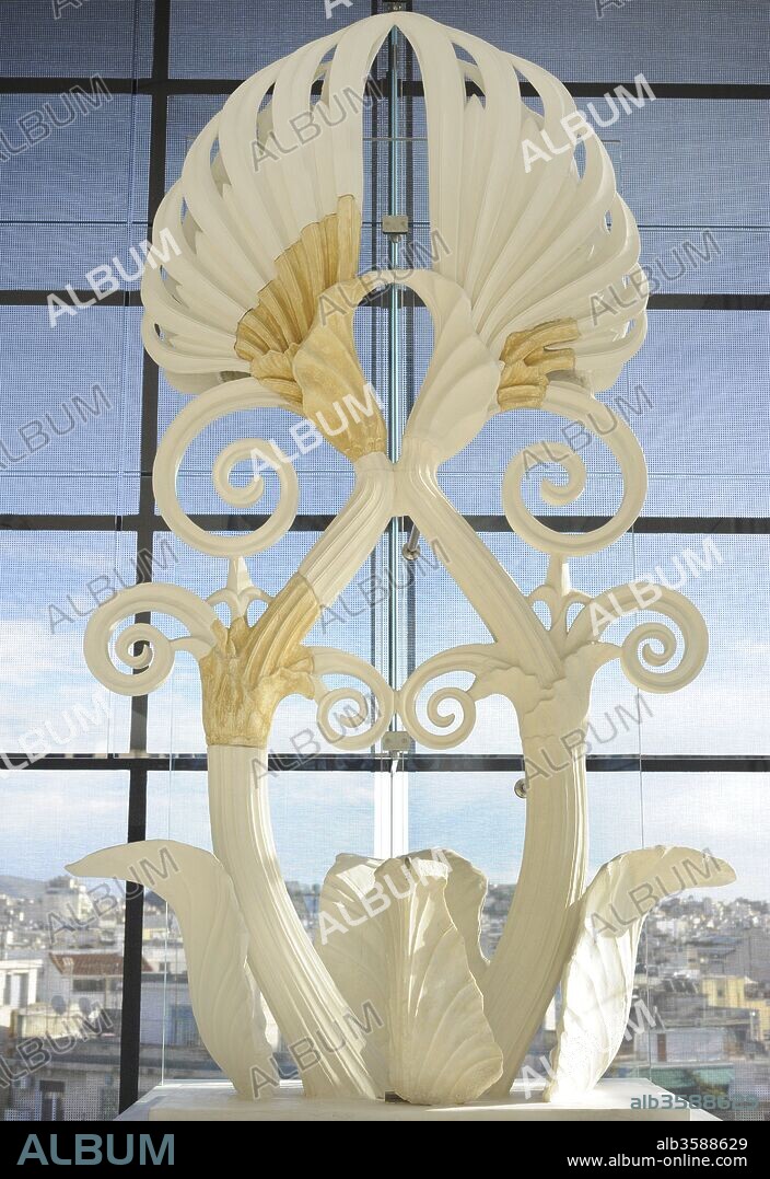 Arte griego. El acrotera floral que corona la cresta del frontón del Partenón. Reconstrucción en yeso, 1990. La altura original se estima en alrededor de 3.904.-00 m. Las partes originales se representan en pintura. mientras que se ha añadido una hoja de mármol de acanto original. Siglo V a.C. Museo de la Acrópolis (Acropolis Museum). Atenas. Grecia.