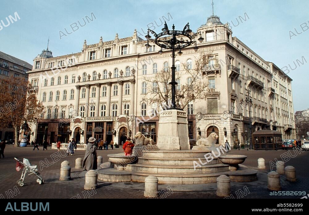 Budapest / Vörösmarty tér, Café Gerbeaud © Roman von Götz Kleinbild/24 × 36 mm.