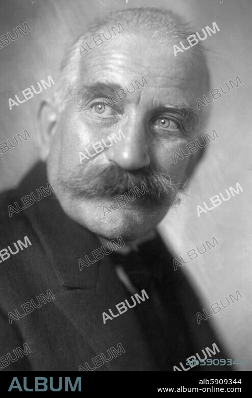 Jadassohn, Josef. deutscher Dermatologe; Mitglied in der Hygienekommission des Völkerbundes; Ehrenmitglied der "Royal Society of Medicine"; Emigration 1933 in Schweiz; 10.9.1863 Liegnitz - 26.3.1936 Zürich. Porträt. Foto, undat., um 1920.