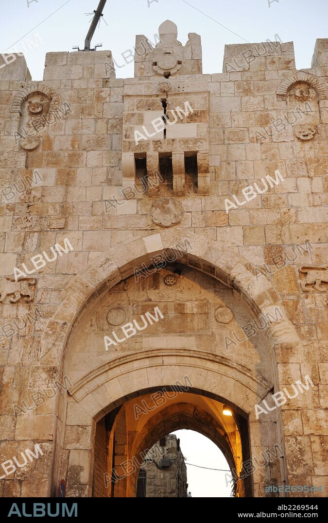 ISRAEL. JERUSALEN. PUERTA DE LOS LEONES (Puerta de San Esteban). Puerta de la fachada este de la muralla de la ciudad Vieja, construida por Solimán el Magnífico en 1542. En realidad los dos animales en relieve son leopardos.