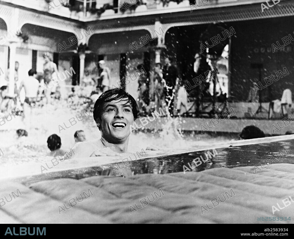 ALAIN DELON en DEBILES MUJERES, 1959 (FAIBLES FEMMES), dirigida por MICHEL BOISROND. Copyright EURO INTERNATIONAL FILM.