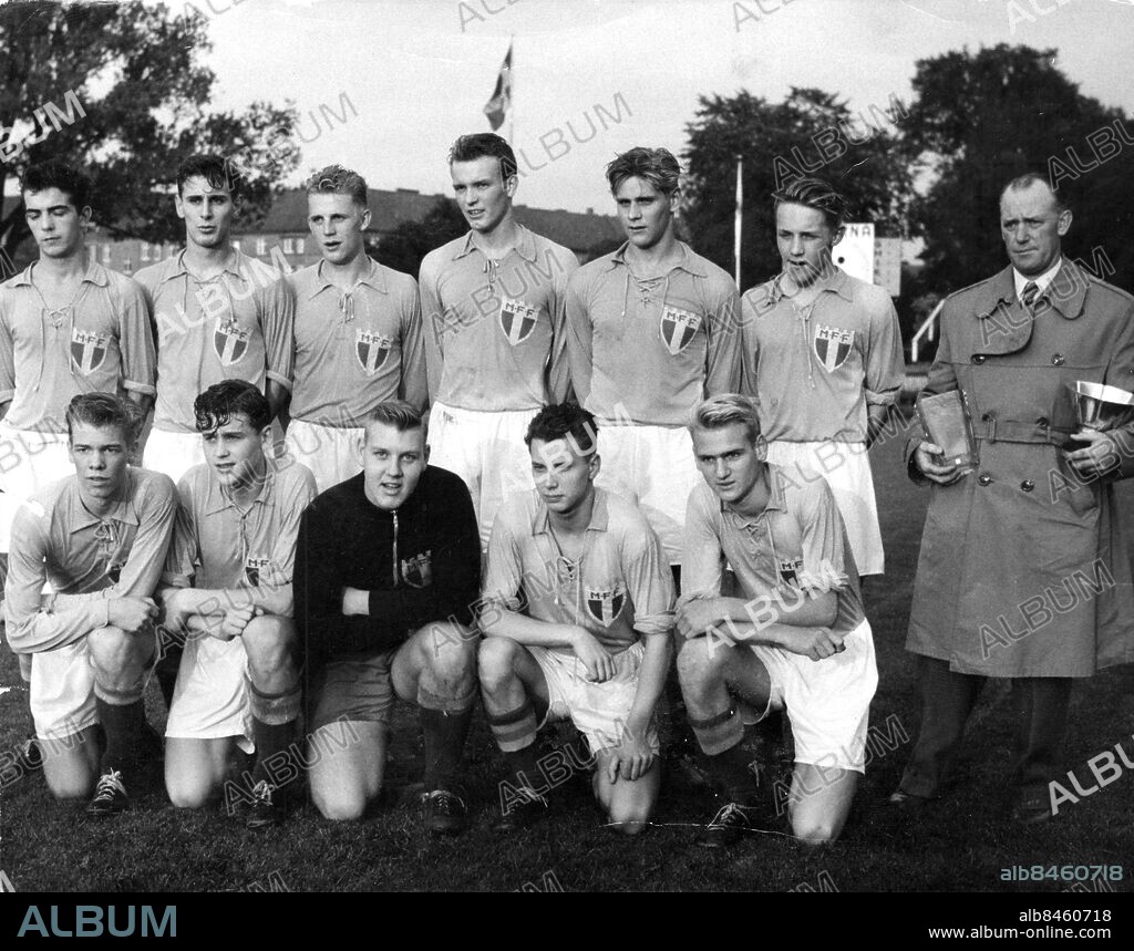 Till sportens serie om gamla MFF:are. 1955. Årets svenska juniormästare - dock inofficiella sådana - Malmö FF. Stående fr.v. Bengt Fröjd, Jan Ekström, Kay Sune Rosenqvist, Stig Karlsson, Bertil Elmstedt, Folke Nilsson, knästående fr.v. Jan Inge Andersson, Jörgen Ohlin, Bengt Borgqvist, Johnny Gustafsson och Olle Lindström.. (c) ??? / Sydsvenskan / IBL Bildbyrå.