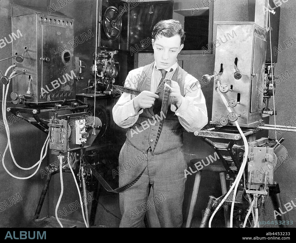 BUSTER KEATON en EL MODERNO SHERLOCK HOLMES, 1924 (SHERLOCK, JR.), dirigida por BUSTER KEATON y ROSCOE "FATTY" ARBUCKLE. Copyright METRO.
