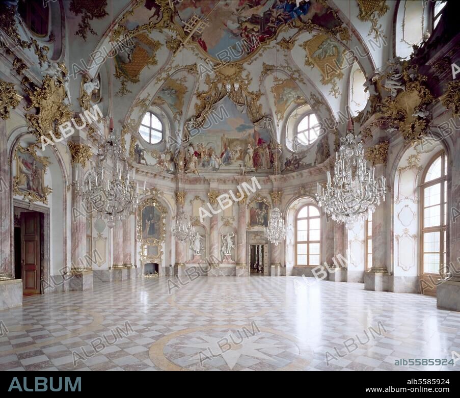 Würzburg (Unterfranken, Bayern), Fürstbischöfliche Residenz (1720 begonnen; Arch.: Balthasar Neumann u. a.), Kaisersaal (Ausstattung 1749-52; Stuck von Antonio Bossi, Fresken von Giovanni Battista Tiepolo). - Innenansicht nach Norden mit Fresko. "Belehnung des Würzburger Bischofs Herold". Foto.