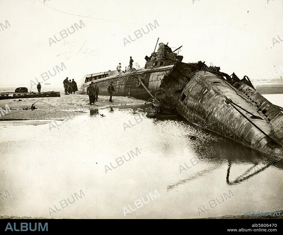 Geschichte / Erster Weltkrieg / Krieg zur See. Zerstörtes deutsches U-Boot am der französischen Küste des Départements Pas-de-Calais. Foto, undat.