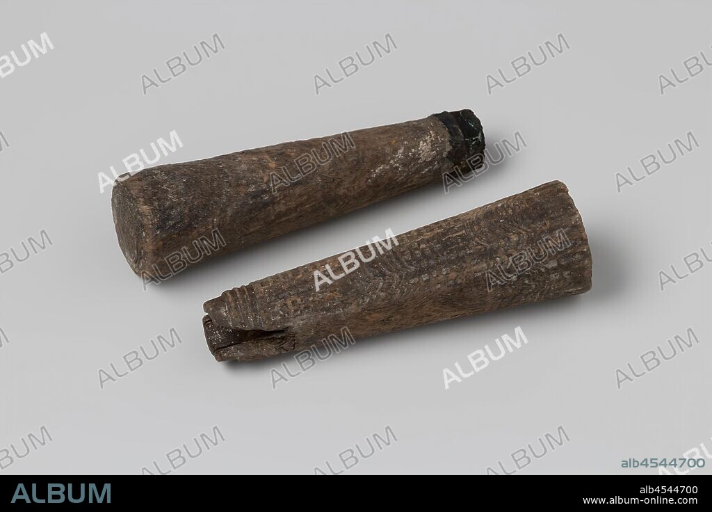 Knife lifts from the wreck of the East Indies sailor Hollandia, Knife, handle, cylindrical: tapering, ferrules, Annet, Dutch East India Company, Hollandia (ship), anonymous, Netherlands, 1700 - in or before 13-Jul-1743, wood (plant material), copper (metal), h 8.8 cm × d 2.6 cm × h 8.8 cm × d 2.5 cm.