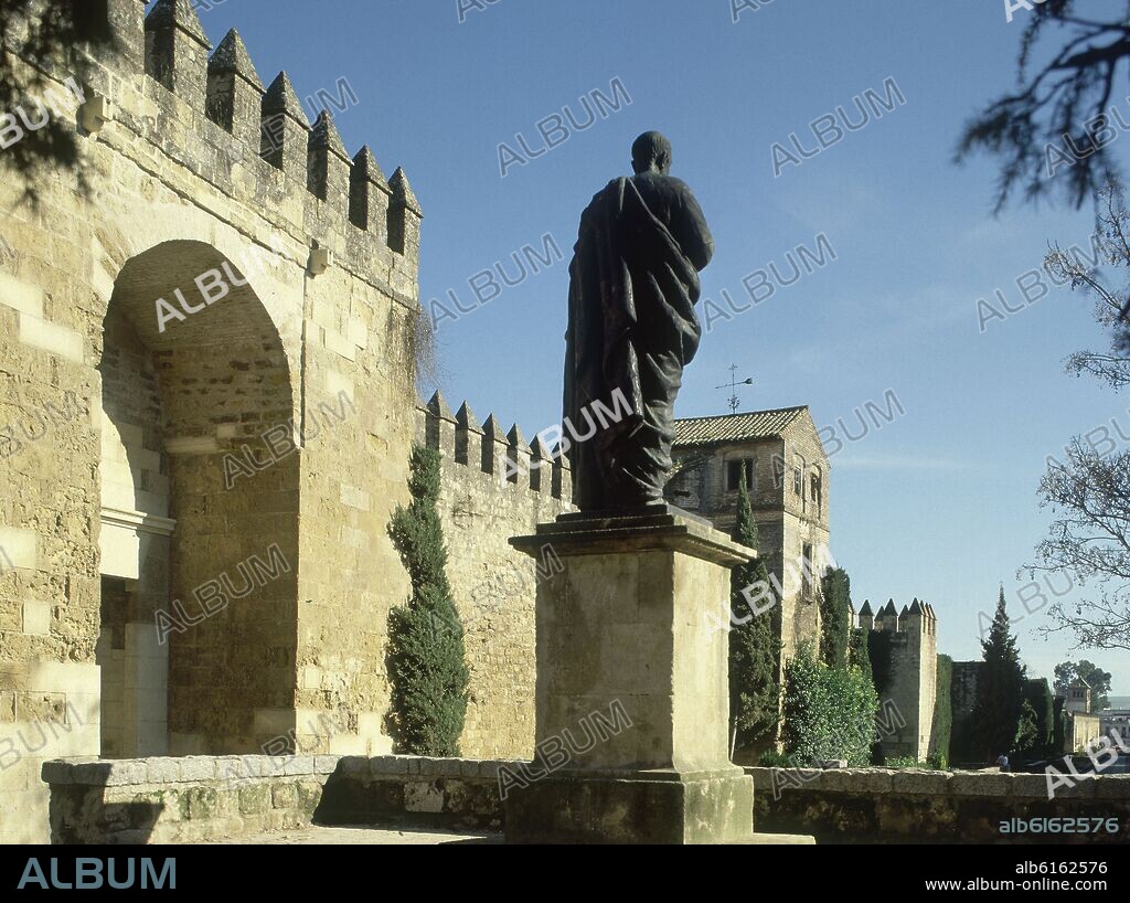 PUERTA DE ALMODOVAR Y ESTATUA DE SENECA.