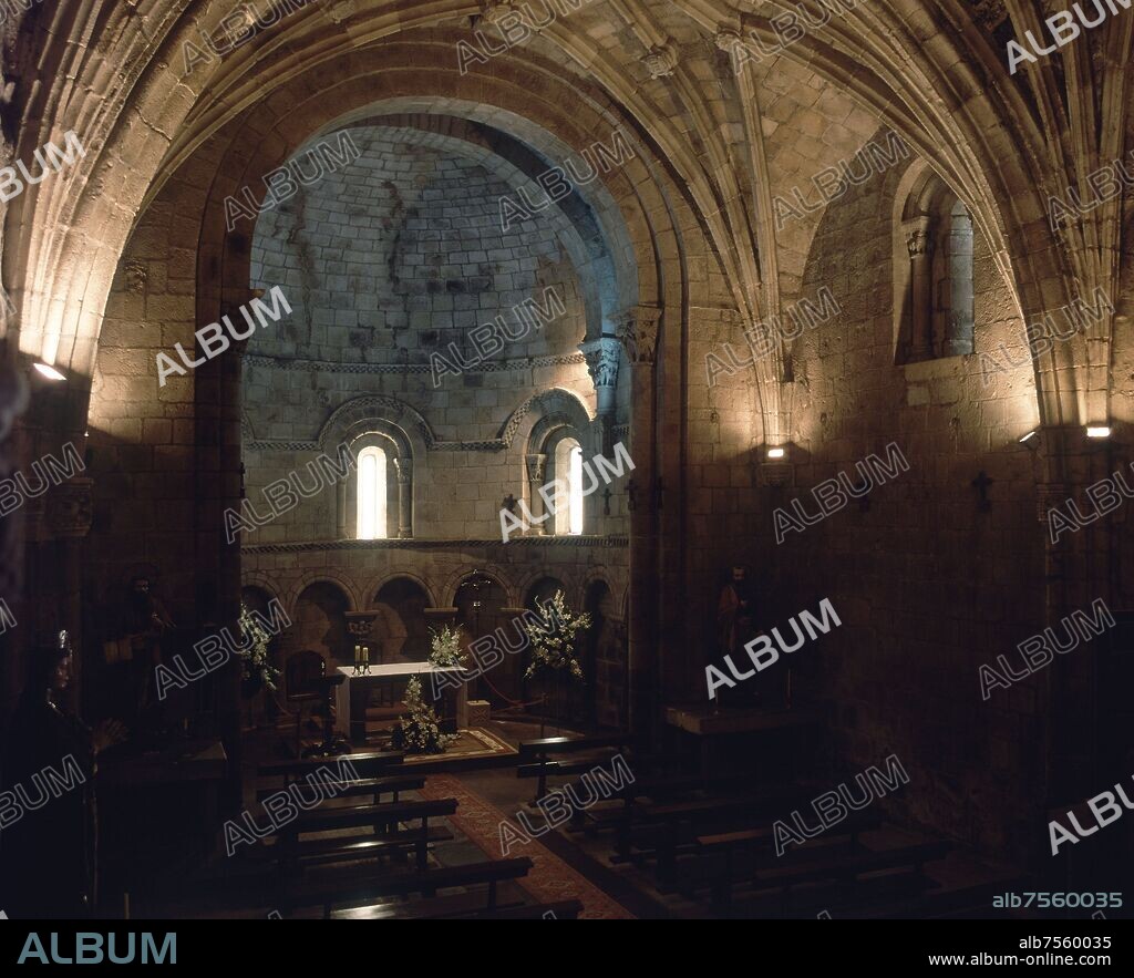 INTERIOR - ABSIDE ROMANICO S XII - BOVEDAS FABRICADAS POSTERIORMENTE A LA EDIFICACION ROMANICA.