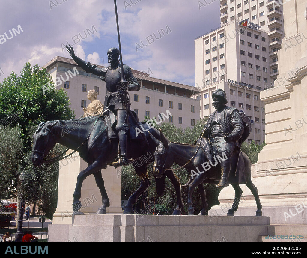 LORENZO COULLAUT VALERA (1876-1932). MONUMENTO A CERVANTES SITUADO EN PLAZA DE ESPAÑA DESDE 1960 AUNQUE SE COMENZO EN 1928 TERCER CENTENARIO DE SU MUERTE - FOTO AÑOS 00.