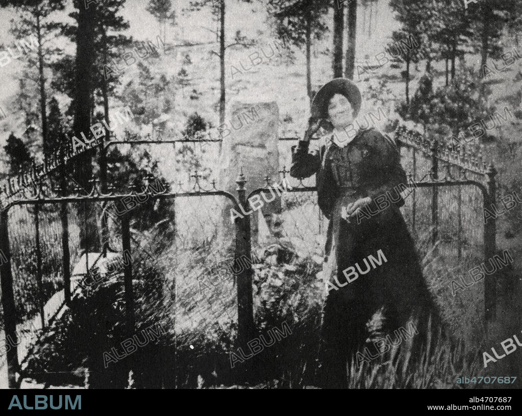 CALAMITY JANE (1852-1903) devant la tombe de son mari WILD BILL HICKOK a Deadwood. Photographie anonyme vers 1890. Credit : Collection KHARBINE-TAPABOR.