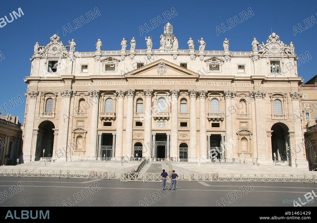 VATICANO. CIUDAD DEL VATICANO. Fachada de la BASILICA DE SAN PEDRO. Proyectada por Bramante, fue transformada a partir de 1546 por Miguel Angel, a quien Pablo III confió la dirección de la obra. Está situada en la PLAZA DE SAN PEDRO.
