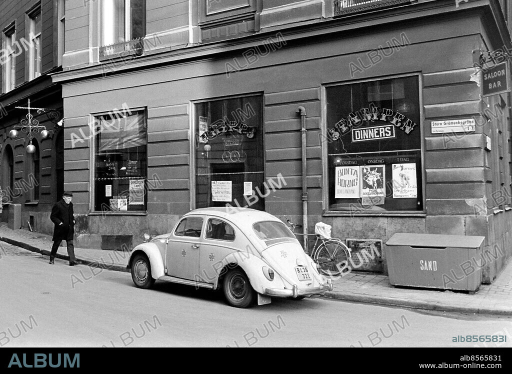 STOCKHOLM 1973-03-13.. Reportage inför FINNS DET PANTBANKER OM TIO ÅR?. Radioprogram.. Sänt första gången 1973-04-01.. Här ses restaurang Stampen på Stora Gråmunkegränd 7 i Gamla stan, som tidigare varit pantbank. Flaggskylten med affärssymbolen för pantbanker sitter kvar på fasaden.. Foto: Bo-Aje Mellin / RiR / SVT / Kod: 5600. Reportage publ. i RiR 14/73 sid. 10-11, 61.. RiR 20803 sv/v neg   . Exteriör Symboler Volkswagen Bubbla.