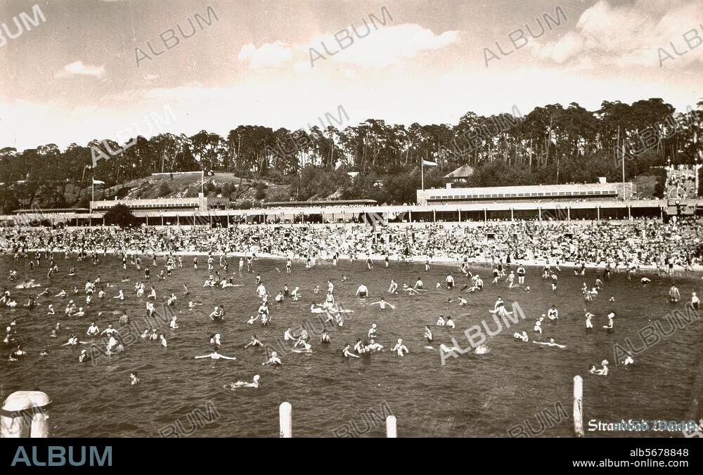 Berlin-Wannsee, Strandbad Wannsee. Ansicht bei Badebetrieb. Fotopostkarte, um 1935.
