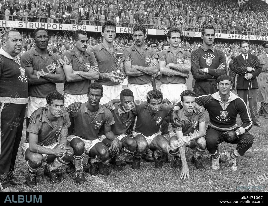 STOCKHOLM 1958-06-29. Brazil's national soccer team poses with the trophy after winning the 1958 FIFA World Cup final against Sweden, at Rasunda stadium in Stockholm, Sweden. Brazil won 5-2 and became World Champions for the first time. Top row fr. L: Head coach Vicente Feola, Djalmar Santos, Zito, Bellini (captain.), Nilton Santos, Orlando, Gilmar, Sitting fr. L.; Garrincha, Didi, Pelé, Vava, Zagallo and physologist Paulo Amaral.. Photo: Pressens Bild / TT / code: 190.