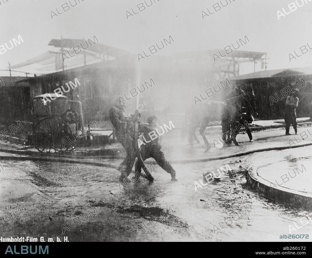 CHARLOT, BOMBERO, 1916 (THE FIREMAN), dirigida por CHARLES CHAPLIN. Copyright LONE STAR/MUTUAL FILM.