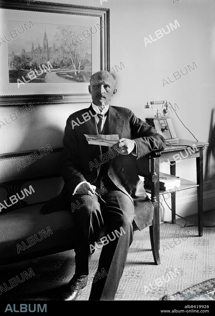 ARKIV 1926 . Prins Carl (1861-1951), son till Oscar II, i hemmet på Hovslagargatan i Stockholm.. Prince Carl, son of king Oscar II, at his home in Stockholm.. Foto: TT / Kod 1900.