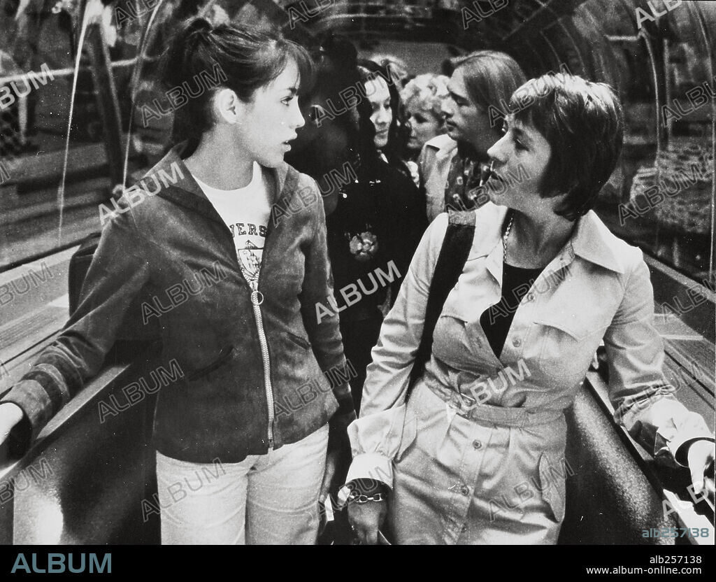 ANNIE GIRARDOT et ISABELLE ADJANI dans LA GIFLE, 1974. Copyright GAUMONT.