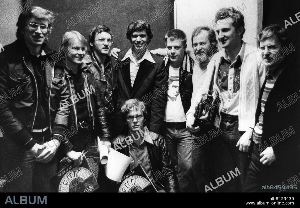 ARKIV 197803. Amerikanske musikern Carl Mann, stående i mitten, omgiven av svenska fans. Från vänster Claes-Håkan Olofsson, Bo-Gunnar "Boogie" Bramborn, Christer Malmstedt, Erik Larsson, Göran Lavesson, Hans Webeck, Sven-Olof Lindblom och Bertil Jansson (sittande).. Foto: Börje Lundberg / Expressen / Scanpix . Kod: 192 . ** AB OUT **.
