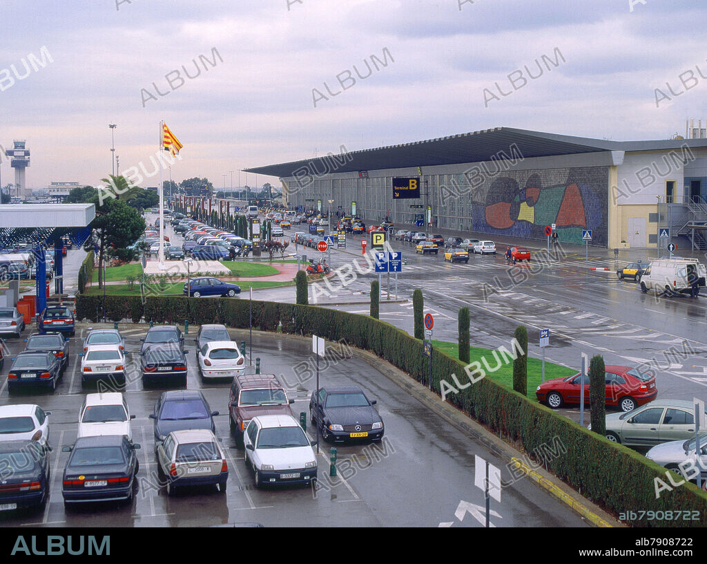 EXTERIOR DEL AEROPUERTO- TERMINAL B - MURAL DE MIRO DE 1971 - FOTO AÑOS 00.