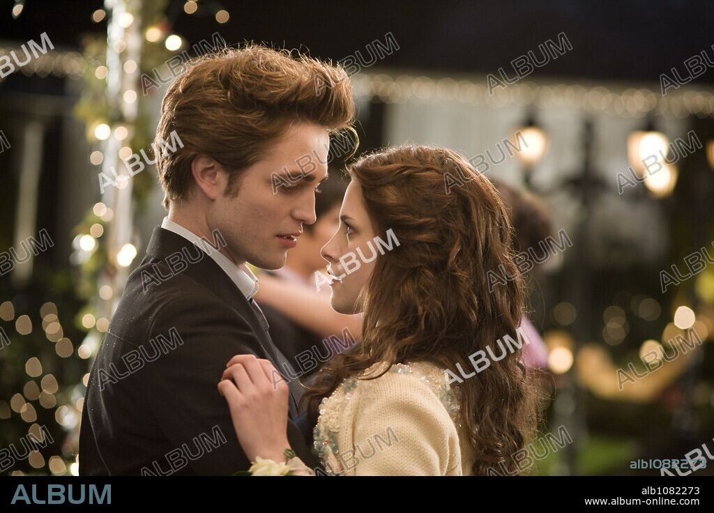 KRISTEN STEWART and ROBERT PATTINSON in TWILIGHT, 2008, directed by CATHERINE HARDWICKE. Copyright IMPRINT ENTERTAINMENT/MAVERICK FILMS/SUMMIT ENTERTAINMENT.