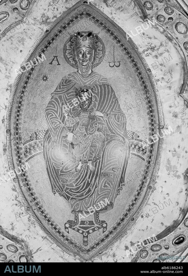 MANDORLA CON LA VIRGEN Y EL NIÑO - RETABLO DE SAN MIGUEL IN EXCELSIS - SIGLO XII - ROMANICO NAVARRO - FOTOGRAFIA EN BLANCO Y NEGRO - AÑOS.