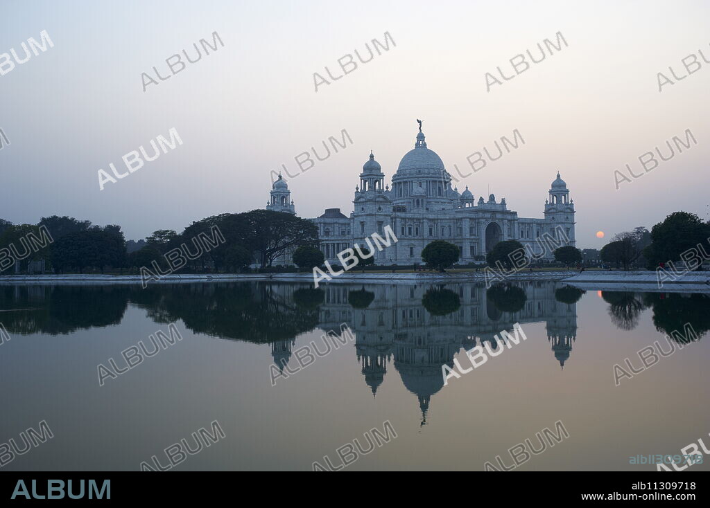 Victoria Memorial, Chowringhee, Kolkata (Calcutta), West Bengal, India, Asia.