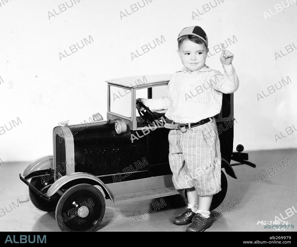 GEORGE 'SPANKY' MCFARLAND en LA PANDILLA, 1922 (OUR GANG), dirigida por ROBERT F. MCGOWAN. Copyright HAL ROACH.