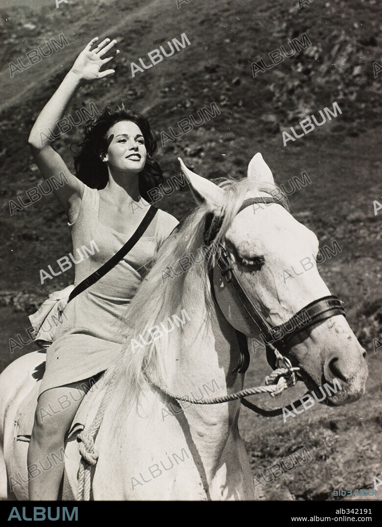 JEANNE VALERIE en SIEGA VERDE, 1961, dirigida por RAFAEL GIL. Copyright WARNER BROTHERS.