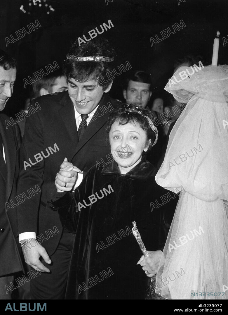 Orig.bildtext... COURONNES, EDITH PIAF ET SON MARI AVAIENT LE SOURIRE. C’est en L’église orthodoxe grecque de la rue Georges-Bizet à Paris, qu’a été célébré le mariage religieux d’Edith Piaf et de Théo Sarapo. A l’issue de la cérémonie, Edith, Piaf et Théo Sarapo, le front ceint d’une petite couronne dorée, avaient le sourire, la main dans la main. Anm. Sångerskor persons: Édith Piaf ;Théo Sarapo sites: FRANKRIKE ;PARIS.
