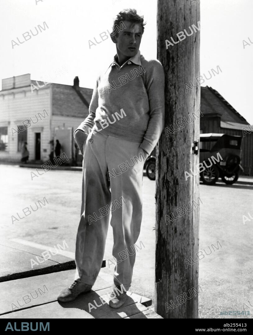 JAMES DEAN in EAST OF EDEN, 1955, directed by ELIA KAZAN. Copyright WARNER BROTHERS.