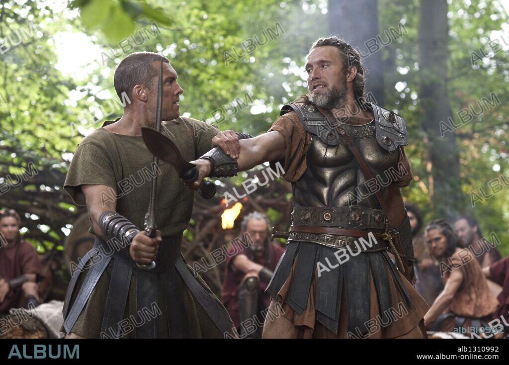 MADS MIKKELSEN y SAM WORTHINGTON en FURIA DE TITANES, 2010 (CLASH OF THE TITANS), dirigida por LOUIS LETERRIER. Copyright WARNER BROSS PICTURES/THE ZANUCK COMPANY/THUNDER ROAD.