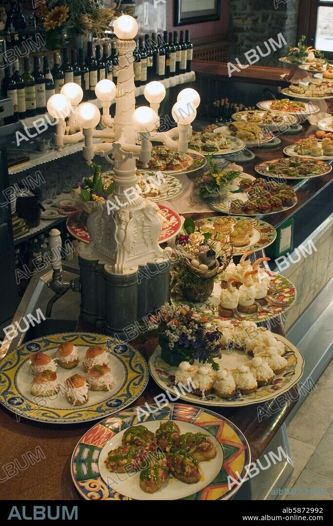 Donostia / San Sebastian; Bar "Bergara" (barrio de Gros / calle General Artetxe); barra repleta de tapas / montaditos.