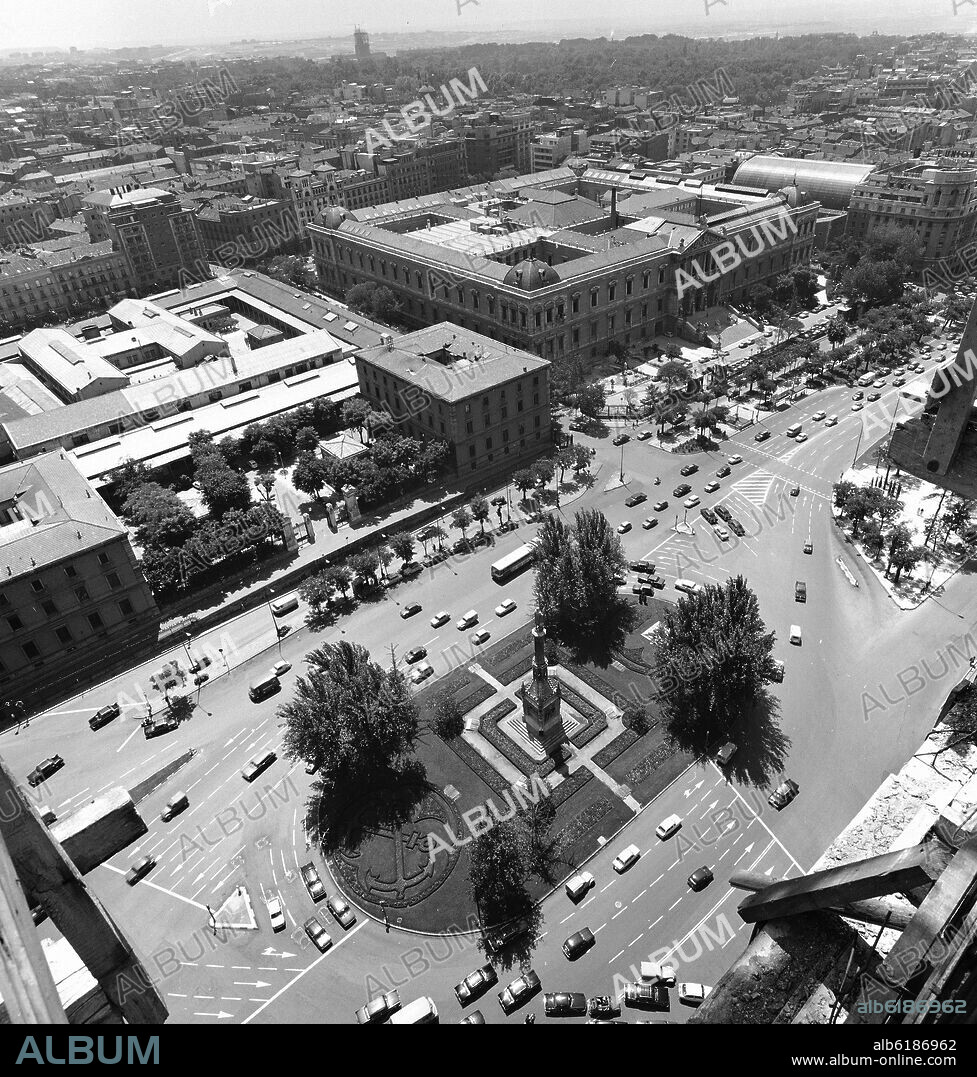 PLAZA DE COLON CON LA ANTIGUA REAL FABRICA DE LA MONEDA EL PALACIO DE MUSEOS Y EL BARRIO DE SALAMANCA - FOTO ByN - AÑOS 60.