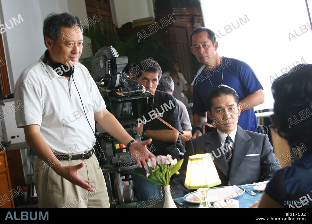 ANG LEE y TONY CHIU-WAI LEUNG en DESEO, PELIGRO, 2007 (SE, JIE), dirigida por ANG LEE. Copyright FOCUS FEATURES / CHAN KAM CHUEN.