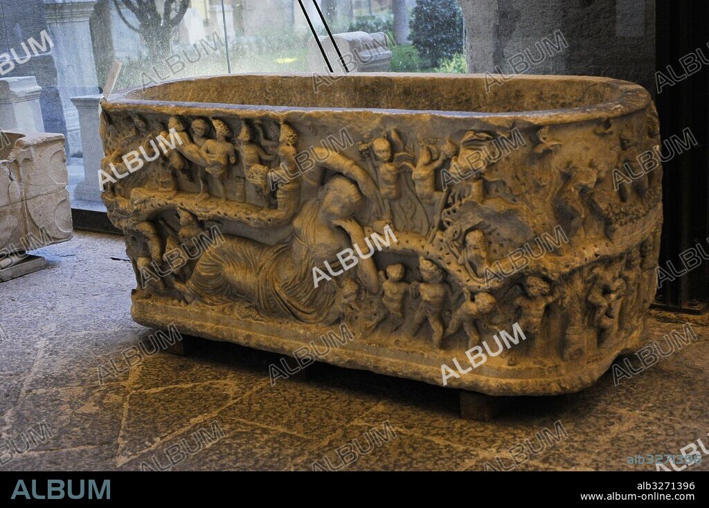 Sarcófago romano con figura femenina reclinada (posiblemente Ariadna?), rodeada de amorcillos vendimiantes. Siglo II-III d. C. Procedente de Auletta, Campania. Museo Arqueológico Nacional. Nápoles. Italia.