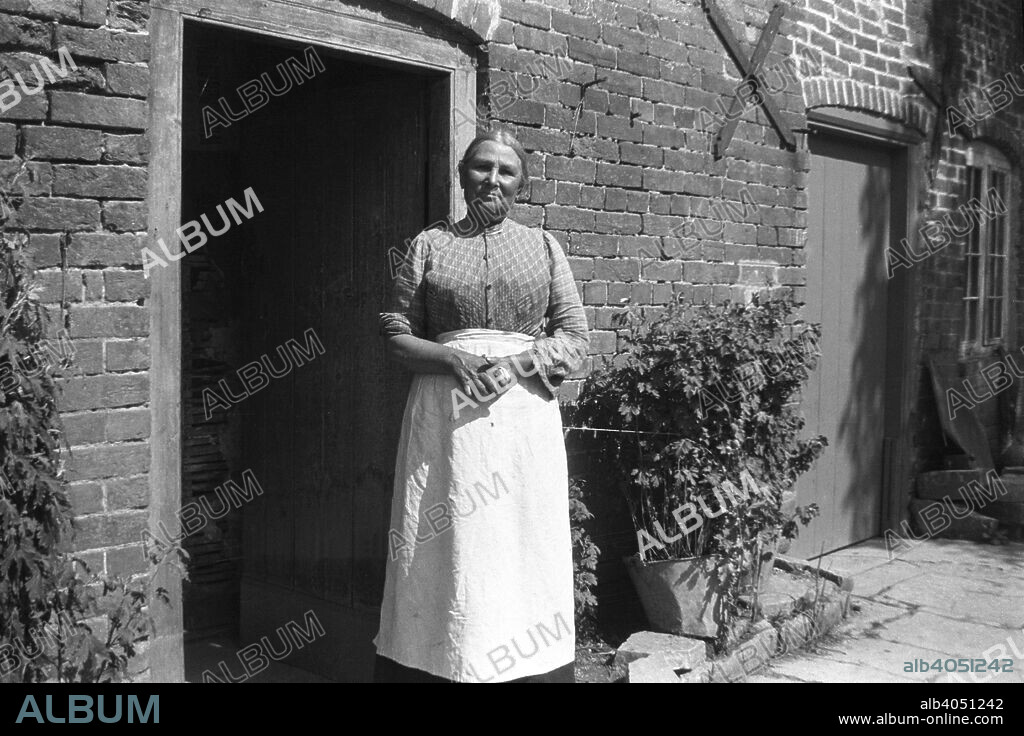 Emma Overd, Langport, Somerset, 1904-1909. Photograph taken during Cecil Sharp's folk music collecting expeditions. British musician Sharp (1859-1924) collected folk songs from older people in rural areas of England in the early years of the 20th century.