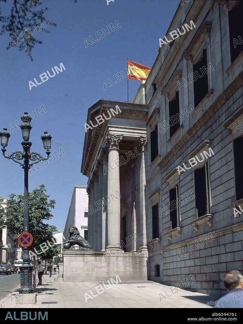 NARCISO PASCUAL Y COLOMER. VISTA LATERAL DEL PORTICO DE LA FACHADA PRINCIPAL DEL CONGRESO DE LOS DIPUTADOS CON LA BANDERA ESPAÑOLA  - FOTO AÑOS 00.