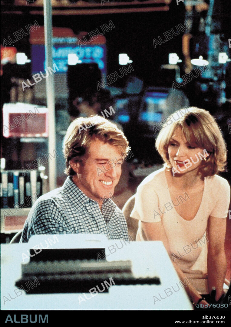 MICHELLE PFEIFFER y ROBERT REDFORD en ÍNTIMO Y PERSONAL, 1996 (UP CLOSE & PERSONAL), dirigida por JONATHAN MICHAEL AVNET. Copyright AVNET/KERNER.