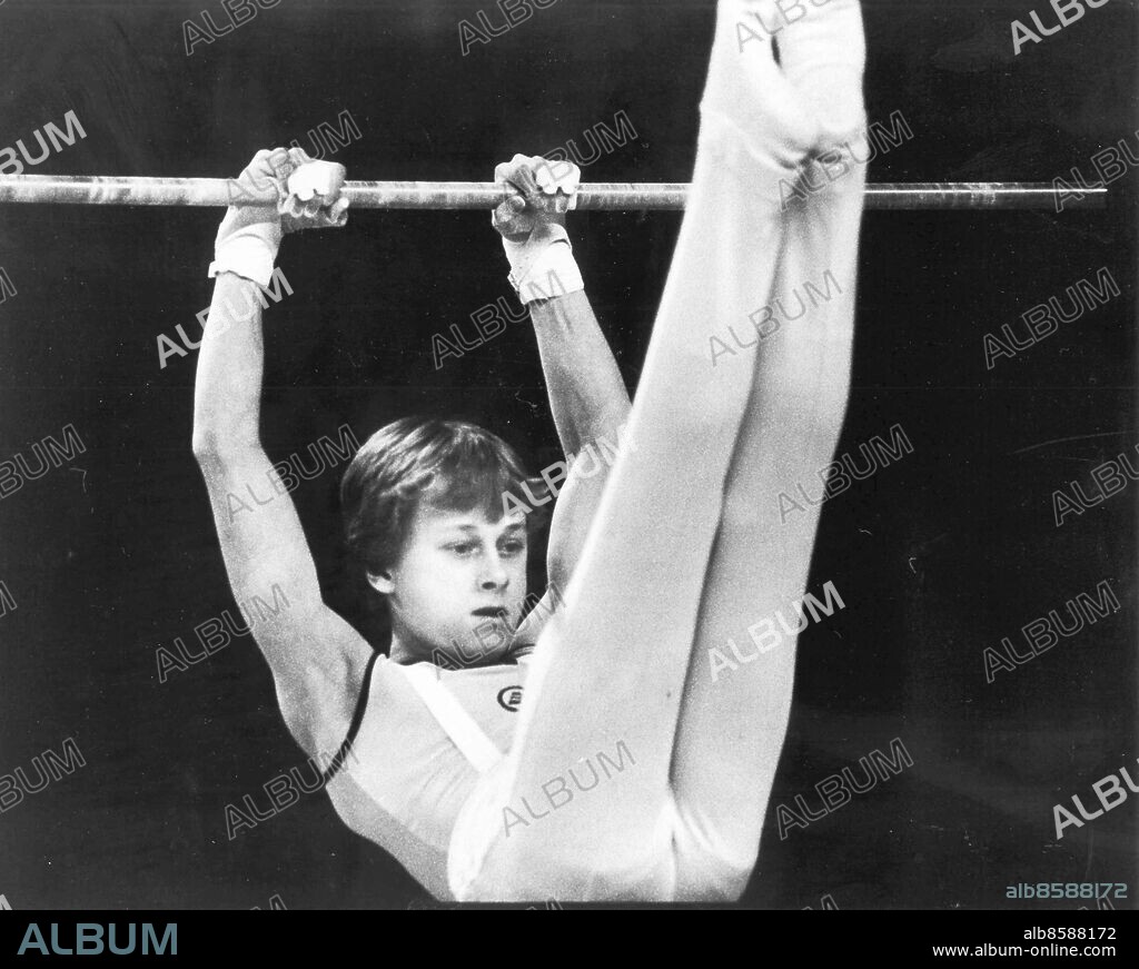 GÖTEBORG 1981-11-30.. Johan Jonasson - gymnast som tävlade för Gymnastikföreningen Brommagymnasterna, var under 1980-talet och tidiga 90-talet Sveriges enda gymnast i världstoppen. På bilden svingar han sig på redskapet räckstång. *** Local Caption *** GP Foto: Thore Leykauff / Kamerareportage / TT / Kod: 2524.
