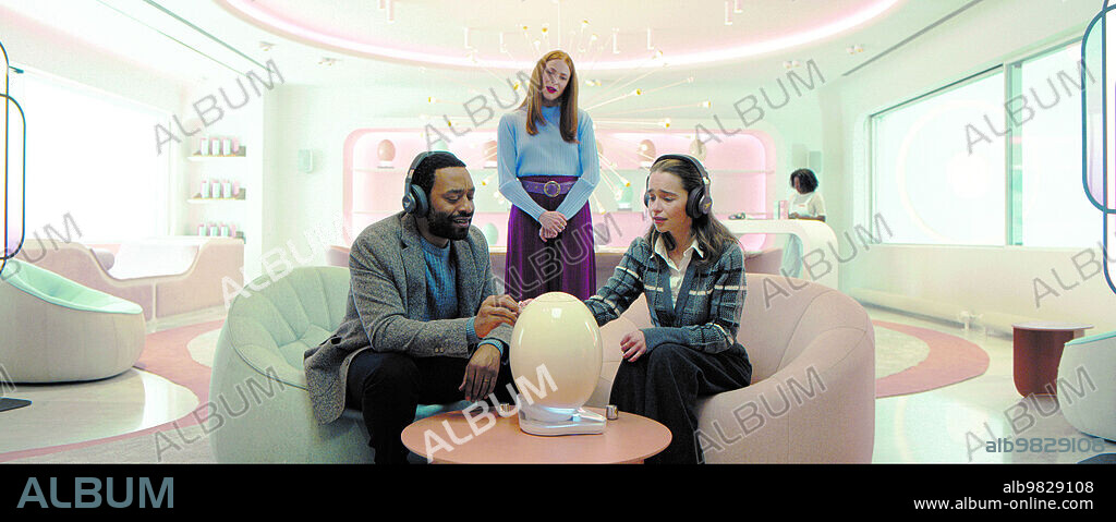 CHIWETEL EJIOFOR, CRAIG ROSALIE and EMILIA CLARKE in THE POD GENERATION, 2023, directed by SOPHIE BARTHES. Copyright Quad / Scope Pictures.