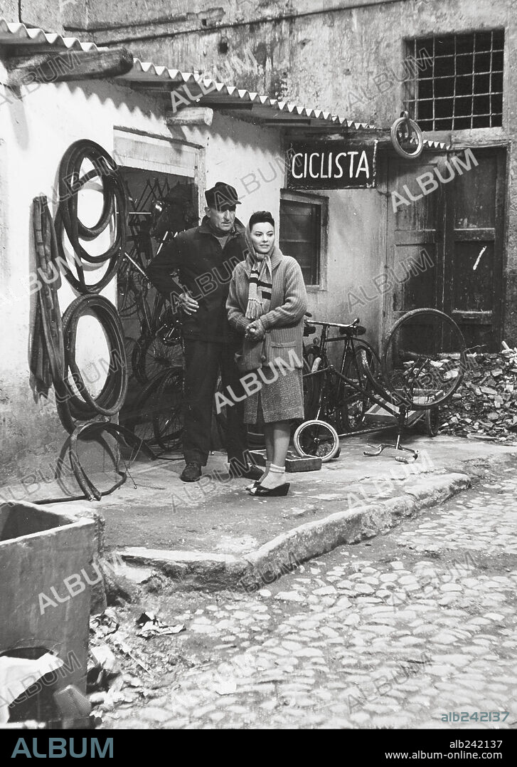 GIOVANNA RALLI en FUGITIVOS EN LA NOCHE, 1960 (ERA NOTTE A ROMA), dirigida por ROBERTO ROSSELLINI. Copyright INTERNATIONAL GOLDEN STAR.