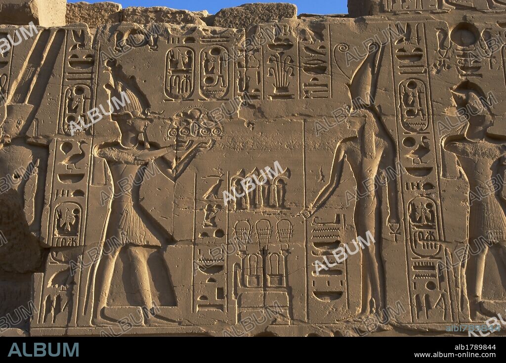 ARTE EGIPCIO. EGIPTO. Relieve de un muro del TEMPLO DE KARNAK, con la representación del faraón RAMSES II (XIX Dinastía), con yelmo o corona del tipo atef realizando una OFRENDA a la diosa del BAJO EGIPTO UADYET (con uraeus y corona del Bajo Egipto). Imperio Nuevo. Noroeste de Luxor. Egipto.