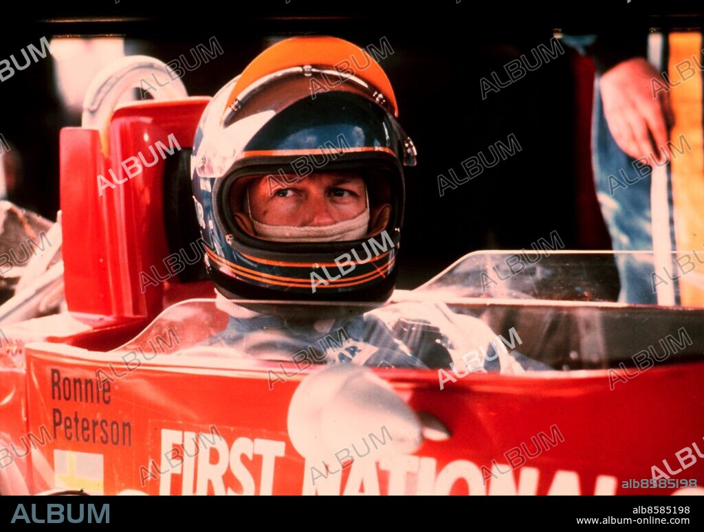 SEKLET-SPORT-70 Den svenske racerstjärnan Ronnie Peterson avlider oväntat efter en olycka på Monzabanan i Milano den 11 augusti 1978. Här ses han under efter en tävling på Anderstorp i juni 1976. Foto: TT Kod: 190/9909 COPYRIGHT SCANPIX SWEDEN.
