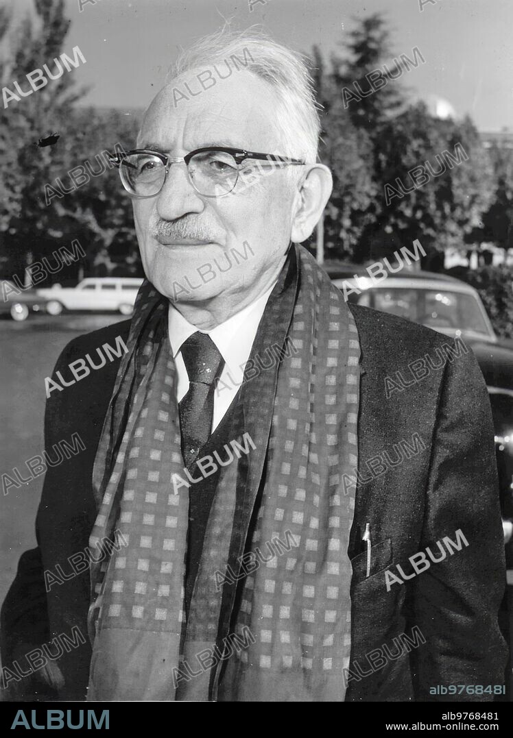 Selman A. Waksman, premio Nobel de fisiología y medicina por su descubrimiento de la estreptomicina en 1943. Nacido en 1888 en el pueblo ucraniano de Priluka A 144 Kilómetros de Kiev, Emigró cuando Tenía veintidós Años A los Estados Unidos e Ingresó en el colegio Rutgers de Agricultura. Es el decimocuarto ciudadano norteamericano que Obtiene tal Distinción.
